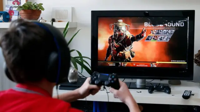 Un niño juega PlayStation