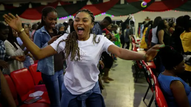 Wasu 'yan Najeriya kenan da suka zabi zuwa coci a maimakon gidajen rawa domin murnar sabuwar shekara.