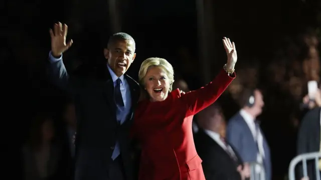 Barack Obama e Hillary Clinton acenam para eleitores