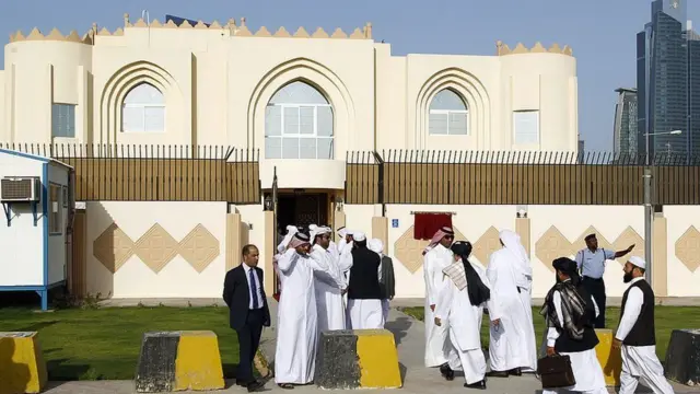 د طالبانو د قطر دفتر اهمیت له ۲۰۱۳ کال راهیسې او بیا په ۲۰۱۵ کال د دغه دفتر د مشر طیب اغا تر استعفا کولو او د طالبانو د تحریک د بنسټګر ملا محمد عمر د مړینې له اعلانېدا وروسته ډېر کم شو.