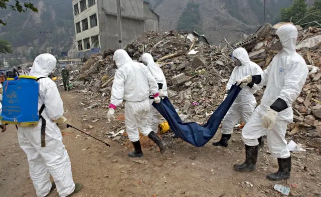 2008年5月29日,穿著防化服的軍人在映秀。