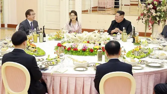 문재인 대통령의 대북특별사절단 수석특사인 정의용 청와대 국가안보실장 등 대북특사단이 지난 5일 북한 조선노동당 본관 진달래관에서 김정은 북한 국무위원장과 만찬을 갖고 있다