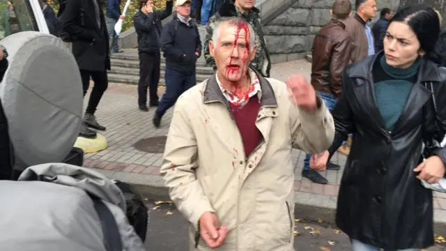 Чоловііку розбили голову