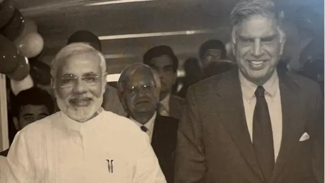 उद्योगपति रतन टाटा के साथ नरेंद्र मोदी