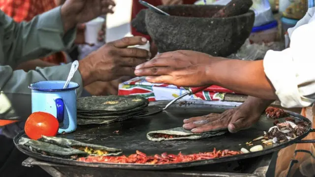 قد يكون الطعام أفضل وسيلة للتعرف على الثقافة المحلية أثناء السفر