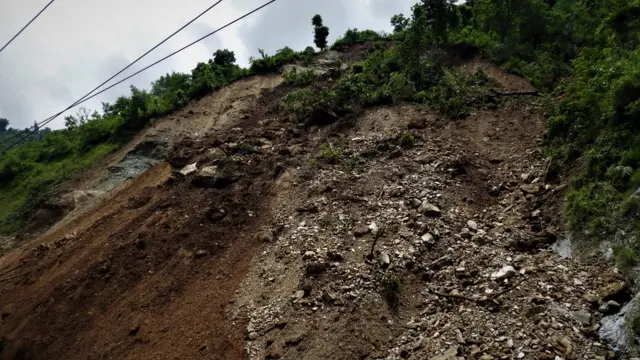 मुग्लिन नारायणगण खण्डमा हालै खसेको पहिरो