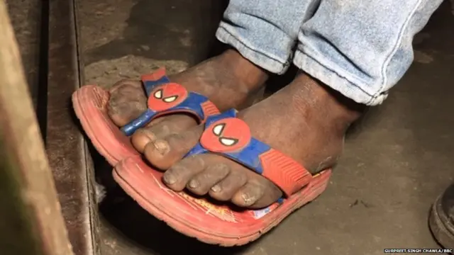 ਬਟਾਲਾ ਦੇ ਸਕੂਲ ਦੇ ਬੱਚਿਆਂ ਕੋਲ ਸਰਦੀਆਂ 'ਚ ਜੂਤੇ ਵੀ ਨਹੀਂ