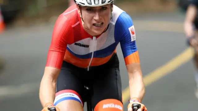 Annemiek na bicicleta durante prova na Bélgica