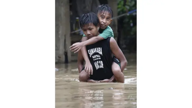 Затопленные улицы в городе Сан-Матео, провинция Рисаль.