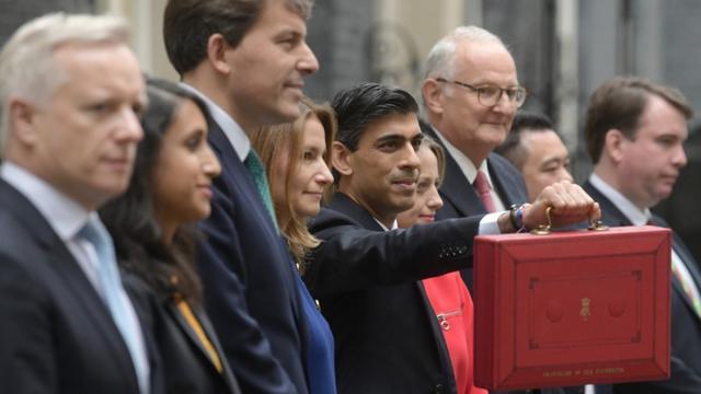 Rishi Sunak e outros parlamentares em foto oficial de evento para apresentação de Orçamento britânico