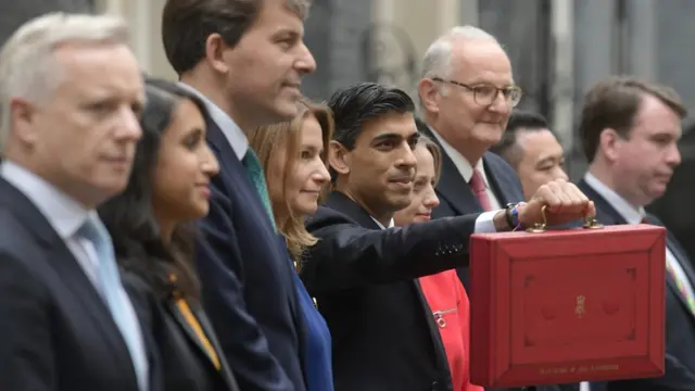 Rishi Sunak e outros parlamentares em foto oficial de evento para apresentação de Orçamento britânico