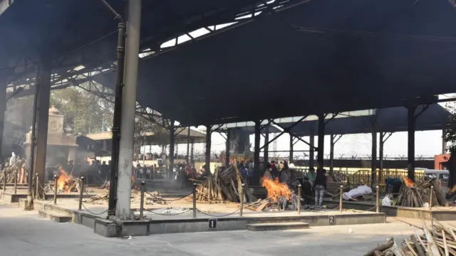 एकाच वेळेस जळणाऱ्या 6 चिता आणि दर तिसऱ्या मिनिटाला बॉडी घेऊन येणारी शववाहिका : ब्लॉग