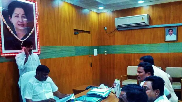 அமைச்சர்களின் அறைகளில் எடப்பாடி பழனிசாமியின் புகைப்படம்