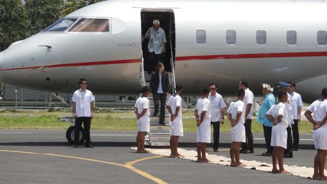 蔡英文出访南太平洋邦交国家因为搭乘的专机而被蓝营批评是"奢华之旅" 。