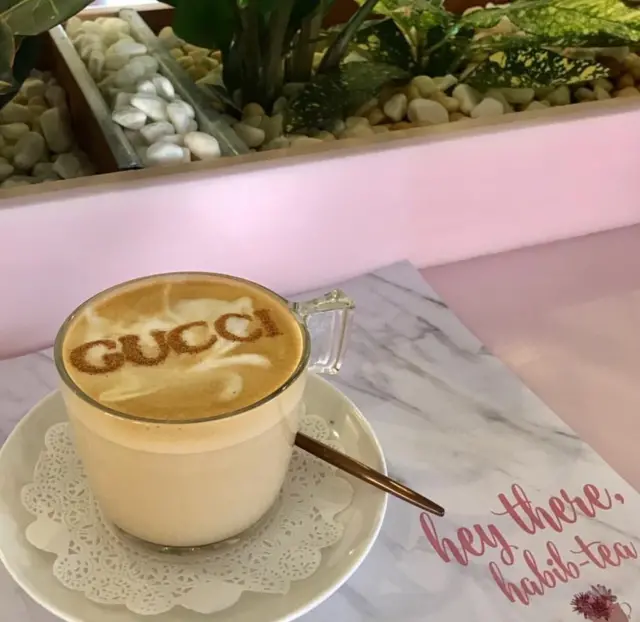 Una taza de café con el nombre Gucci.