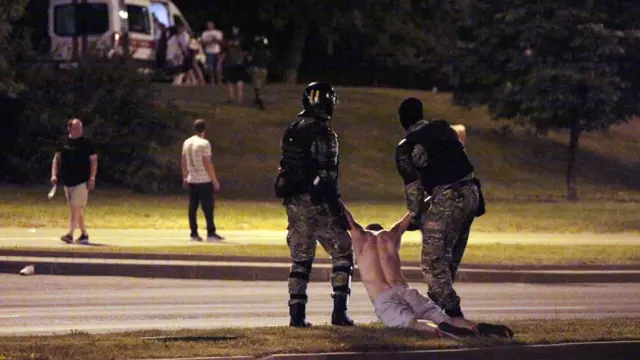 Belarusda prezident seçkisindən sonra etirazçılara qarşı çoxsaylı zorakılıq barədə xəbər verilir