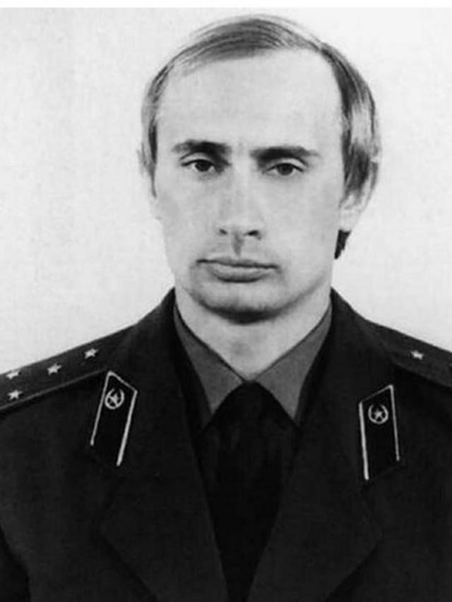 بوتين في شبابه عندما كان ضابطا في استخبارات كي جي بي