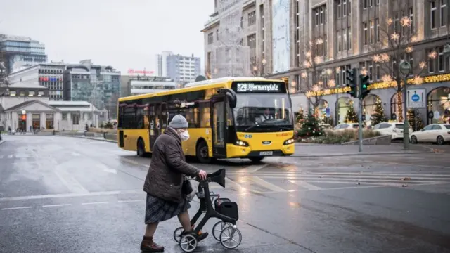 женщина переходит дорогу в берлине