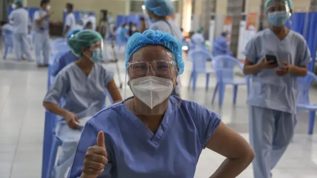 မန္တလေးမြို့မှာ ဇန်နဝါရီလ ၂၇ ရက် က အိန္ဒိယ ကိုဗစ်ရှီးကာကွယ်ဆေး ကျန်းမာရေးဝန်ထမ်းတွေကို ထိုးစဥ်