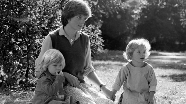 Diana Spencer, antesfifa 22 juventusse tornar princesa, com crianças na escola St. George's Square