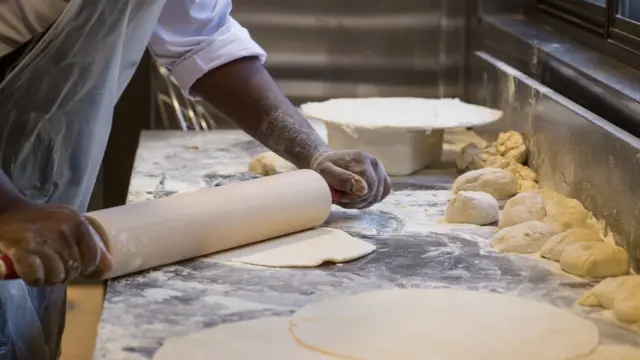 Homem faz pão