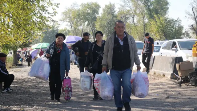 Казак-кыргыз чек арасындагы Талас аймагындагы "Чоң-Капка", Чүй облусундагы «Ак-Жол» жана «Ак-Тилек» өткөрмө бекеттеринде кыйынчылыктар жаралганы айтылууда.