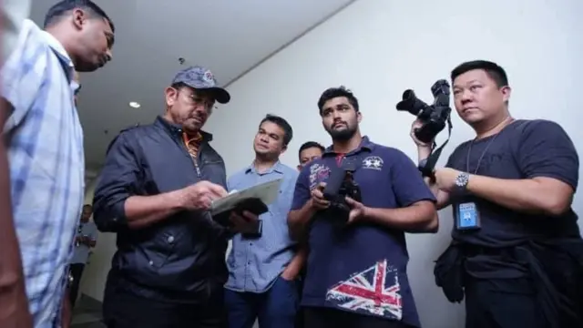 অভিযানের সময় সন্দেহভাজনদের জিজ্ঞাসাবাদ চলছে