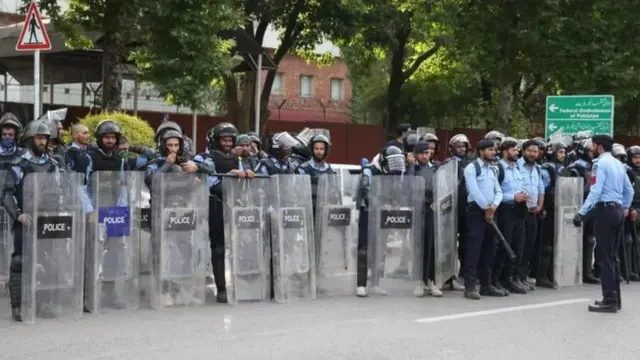 इमरान ख़ान के घर के बाहर तैनात सुरक्षाकर्मी