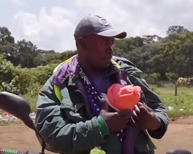 Kennedy Mwangi Wandera ahulazimika kuwafahamisha wateja ni kwanini amembeba mtoto wake kwenye pikipiki