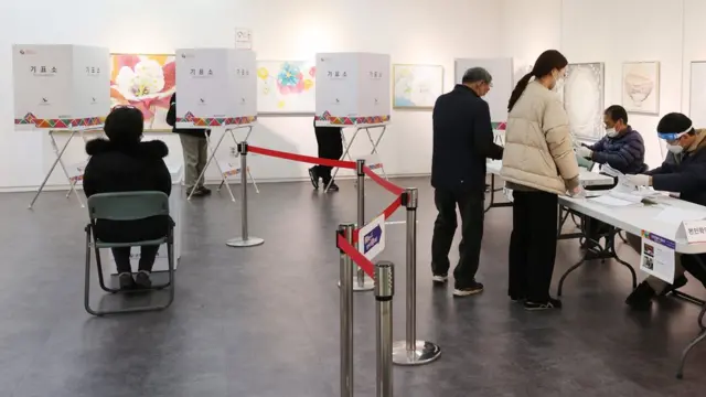 서울 종로구의 한 아트센터에 마련된 투표소에서 시민들이 투표를 하고 있다