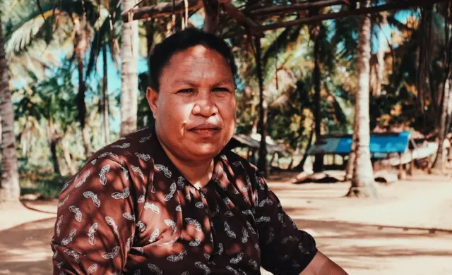 엘리자베스는 "코린도가 마을에 번영을 가져오지 않았고 분열만 일으켰다"고 말했다