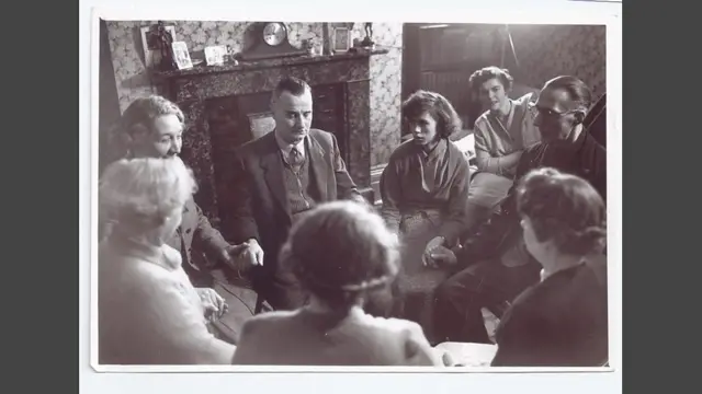 В центре фото - медиум Гарри Хэнк, который проводит сеанс спиритизма. Ширли и ее отец Уолли - справа от него