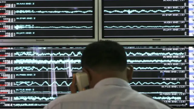 Gempa bumi tidak dapat diprediksi secara persis berapa kekuatan dan waktu kejadiannya