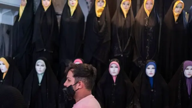 человек в маске