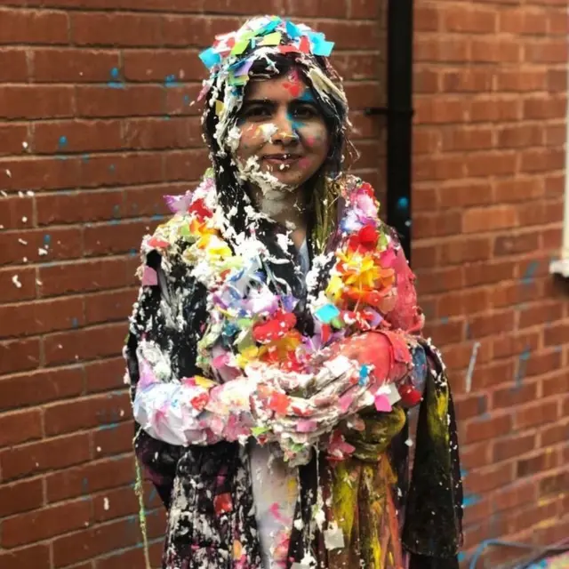 대학에서 시험을 끝낸 학생들끼리 음식과 색종이를 뿌리는 '트래싱(trashing)'을 말랄라