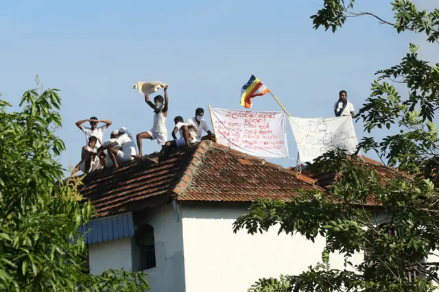 සිරකරුවන් බන්ධනාගාර වහලය මත