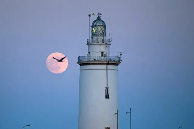 Super Mesec iznad svetionika u španskoj Malagi na fotografiji nastaloj 2. jula