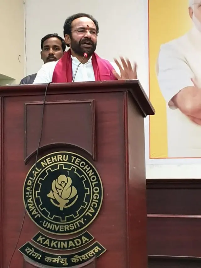 కాకినాడలో జరిగిన సభలో మాట్లాడుతున్న కిషన్ రెడ్డి