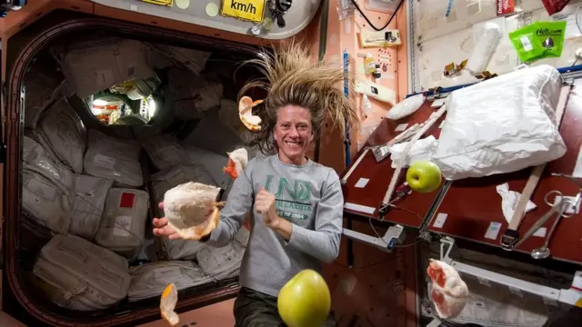 Всё, что не закреплено, плавает по МКС, и поток воздуха несет это к очистительным фильтрам