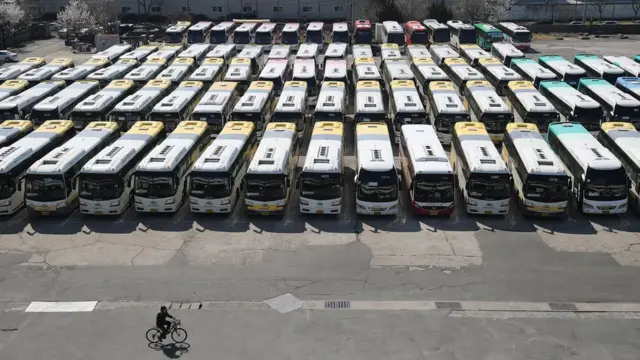 요양병원과 걸어서 3분 거리(약 200m) 떨어진 북부시외버스터미널에 안동과 영양 등 경북지역을 오가던 시외버스가 멈춰 있다