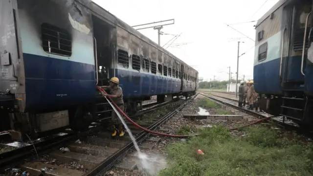 आनंद विहार में जलाई गई ट्रेन