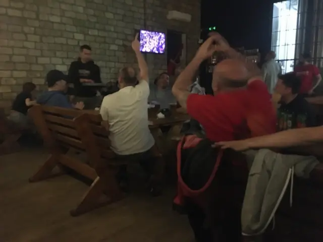 U baru je bilo i navijača madridskog Reala koji su počeli da se raduju kada je Benzema postigao pogodak iz ofsajda. Usledile su reakcije Crvenih za susednim stolom, ali u zdravom, sportskom duhu svi su se naposletku smejali.