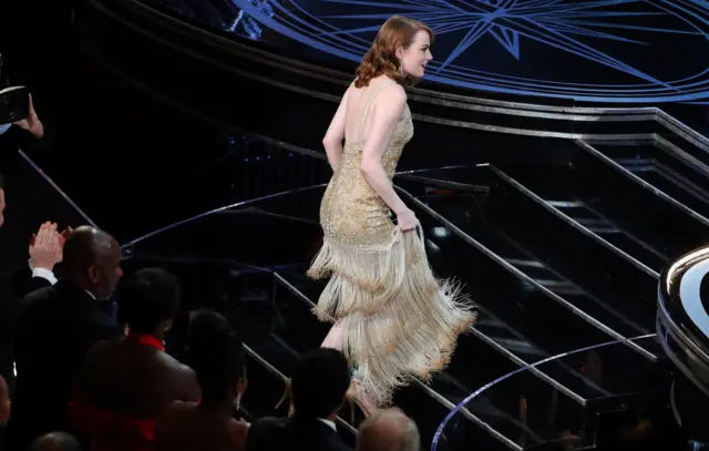 Емма Стоун підіймається на сцену за "Оскаром" за найкращу жіночу роль