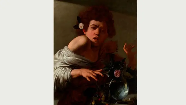 На переднем плане картины "Мальчик, укушенный ящерицей" выделяется стеклянная ваза с розой и веткой жасмина, а рядом несколько ягод вишни