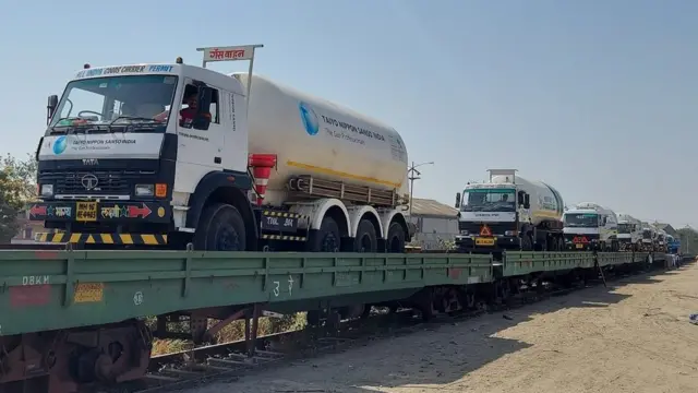 రైల్లో ఆక్సిజన్ ట్యాంకర్లు