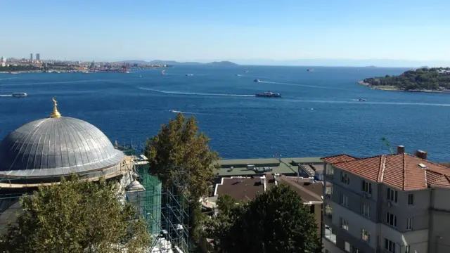 منظره پنجره خانه پاموك است كه رو به تنگه بسفر باز مي‌شود.