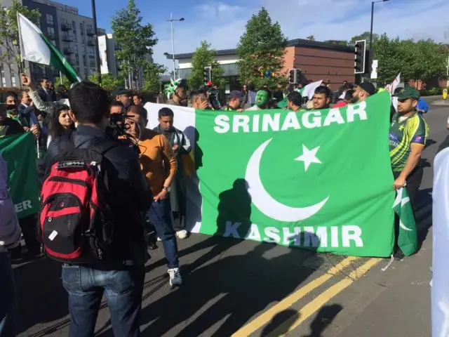 இந்தியா - பாக்., கிரிக்கெட் போட்டி ; எட்ஜ்பஸ்டனில் குவியும் பாகிஸ்தான் ரசிகர்கள் (புகைப்படத் தொகுப்பு)