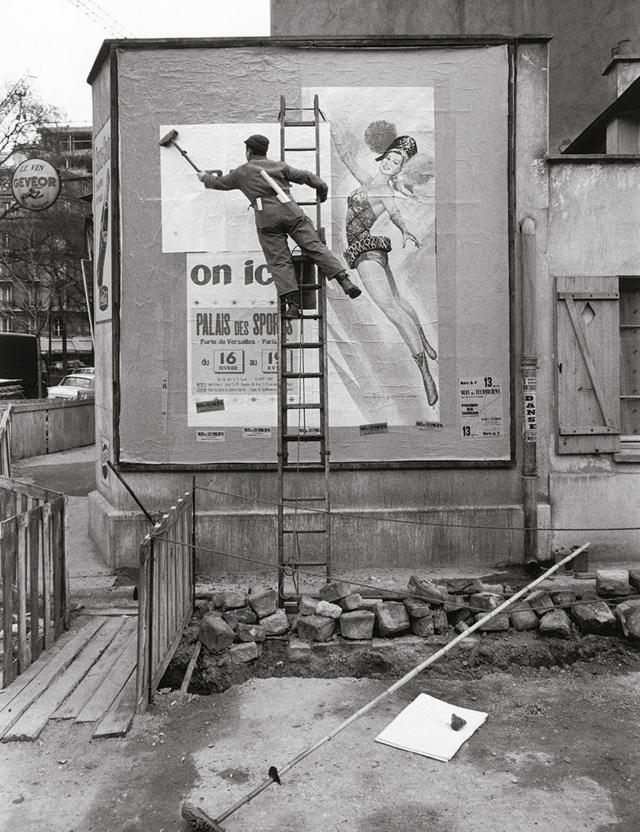 1950年代巴黎街头刷海报的工人