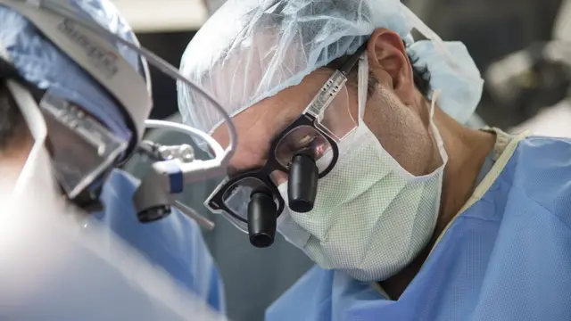 Dr. Q en el quirófano.