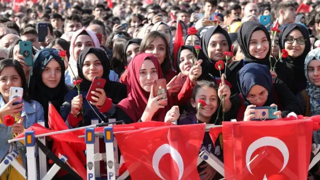 Z kuşağı: Türkiye'de Z kuşağı kimlerden oluşuyor, sorunları neler? - BBC News Türkçe